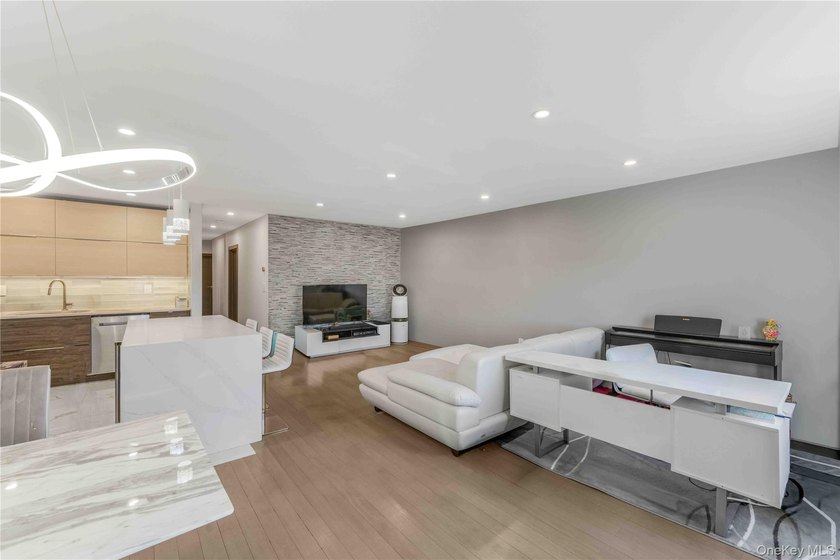 Stunning beautiful luxury-renovated 3-bedroom, 2-full-bath condo - photo 6
