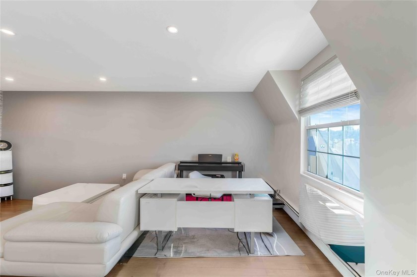 Stunning beautiful luxury-renovated 3-bedroom, 2-full-bath condo - photo 7