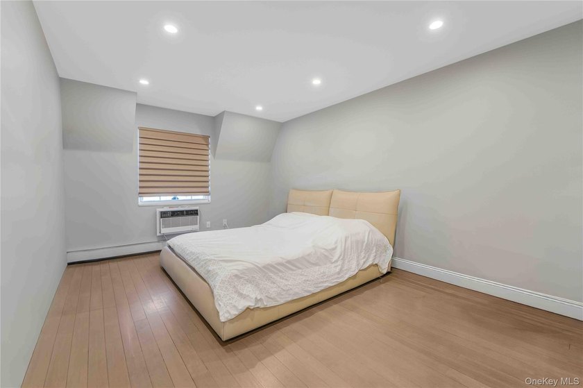 Stunning beautiful luxury-renovated 3-bedroom, 2-full-bath condo - photo 8