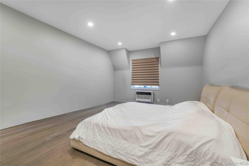 Stunning beautiful luxury-renovated 3-bedroom, 2-full-bath condo - photo 9