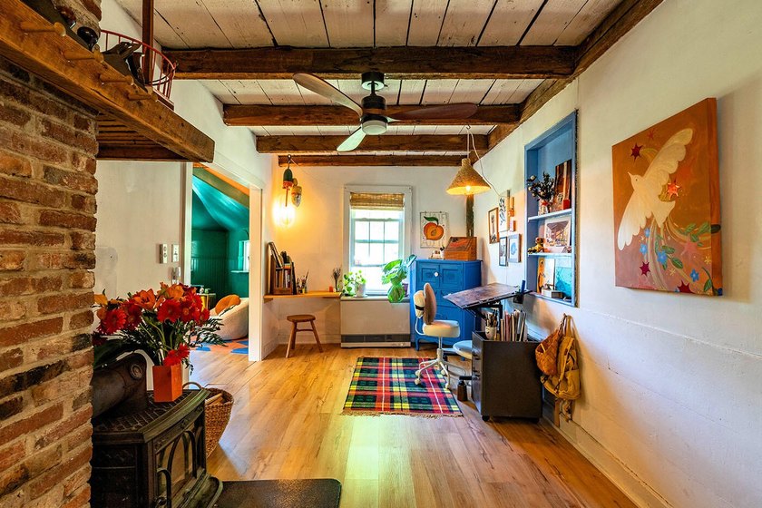 Humming with happiness, this year-round cottage-style home - photo 3
