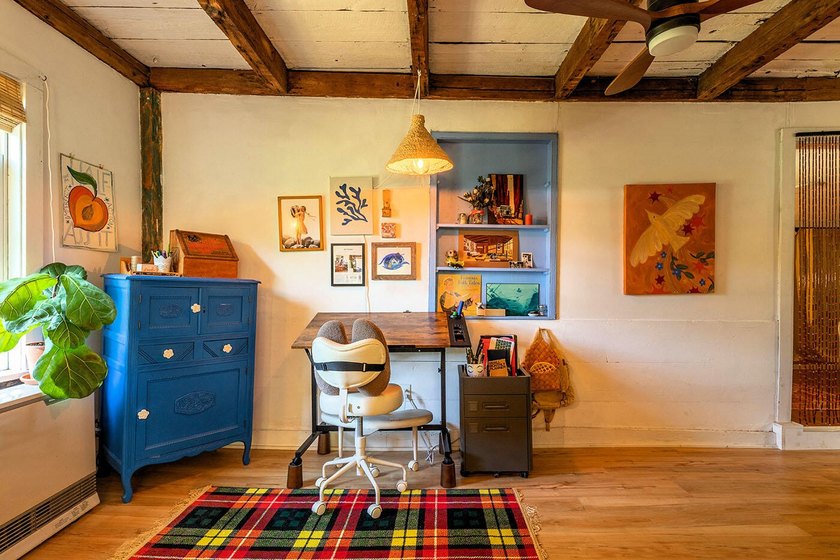 Humming with happiness, this year-round cottage-style home - photo 4