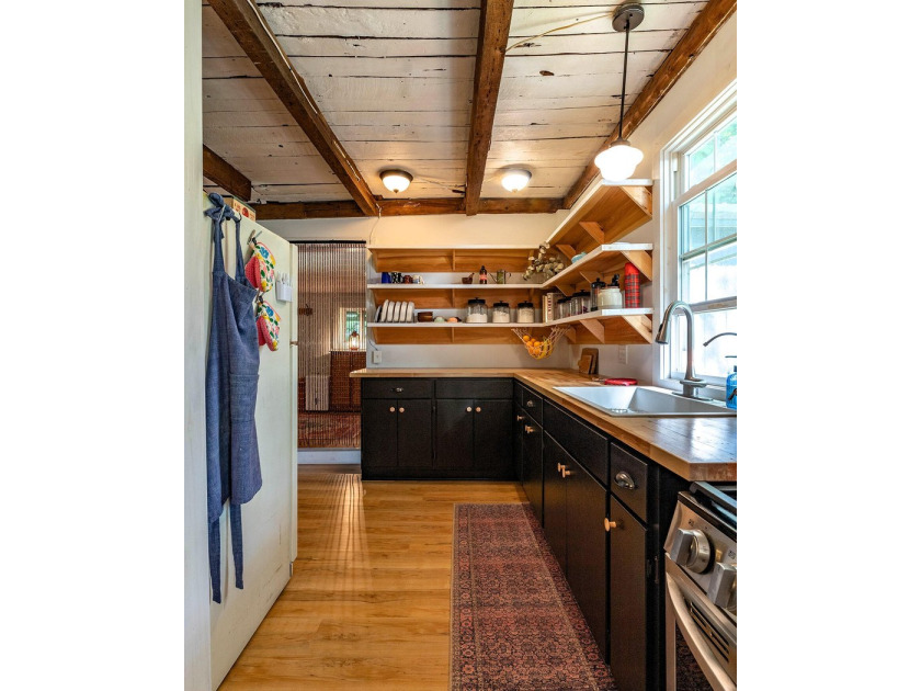 Humming with happiness, this year-round cottage-style home - photo 7