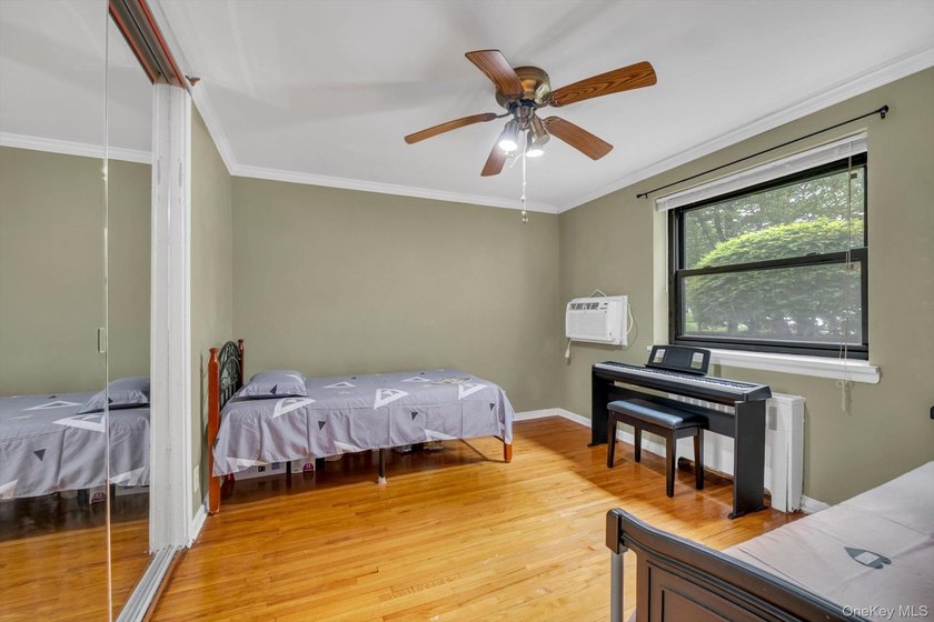 Highly Desirable Sunny Spacious 2 Bedroom, 1 Bathroom includes - photo 11