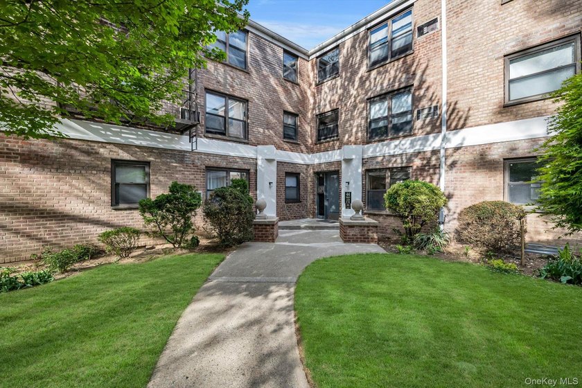 Highly Desirable Sunny Spacious 2 Bedroom, 1 Bathroom includes - photo 14