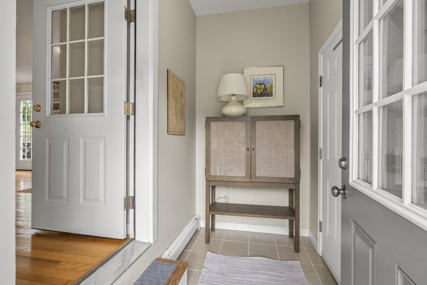 Welcome to this well-maintained, bright, and inviting home - photo 5