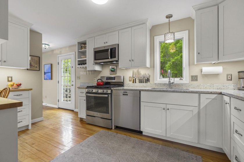 Welcome to this well-maintained, bright, and inviting home - photo 8