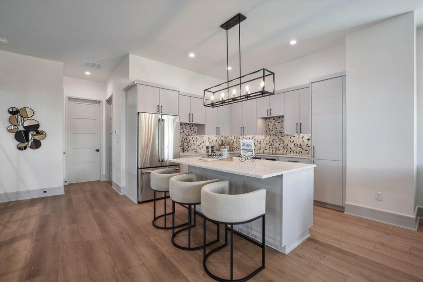 This exceptional luxury garage/residence offers architectural - photo 11