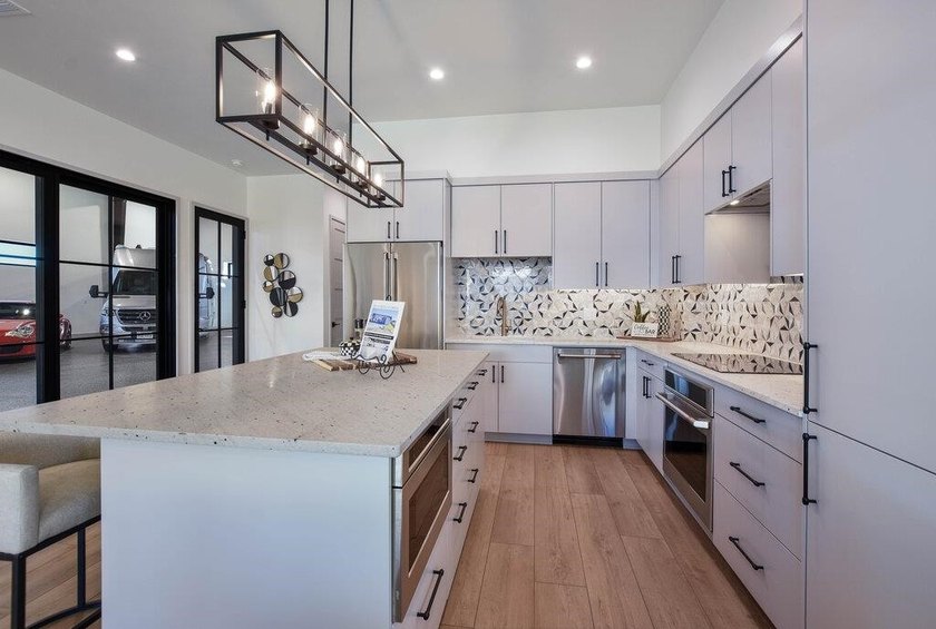 This exceptional luxury garage/residence offers architectural - photo 15