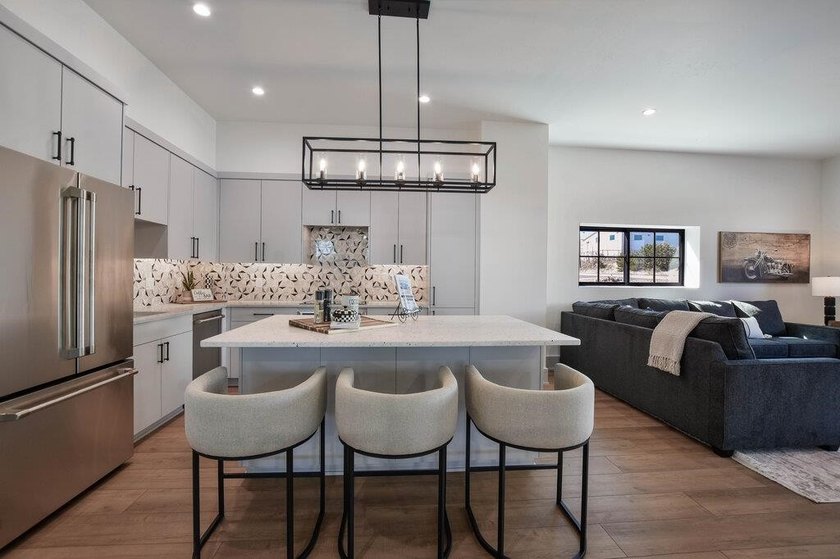 This exceptional luxury garage/residence offers architectural - photo 18