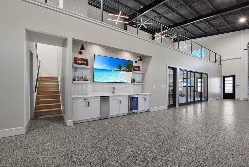 This exceptional luxury garage/residence offers architectural - photo 28