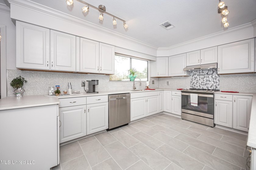 Welcome home to Redwood &amp; Cedar in the heart of Ocean Springs' - photo 28