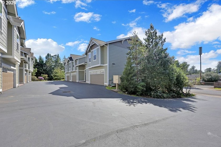Well-maintained, charming townhome in Oyster Cove with a - photo 2