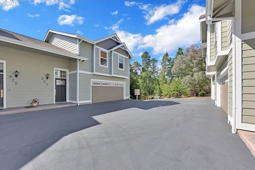 Well-maintained, charming townhome in Oyster Cove with a - photo 3