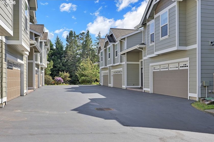 Well-maintained, charming townhome in Oyster Cove with a - photo 4