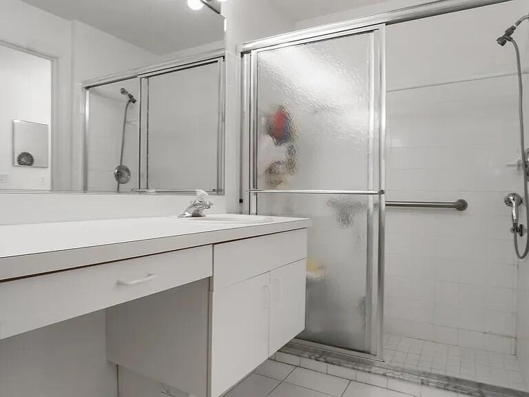 Motivated seller....Beautiful bright 2/2 villa in the very - photo 12