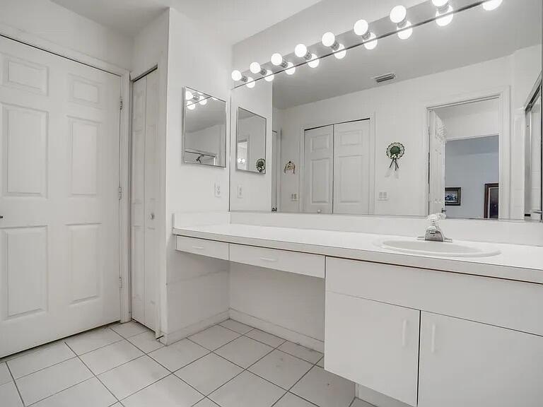 Motivated seller....Beautiful bright 2/2 villa in the very - photo 14