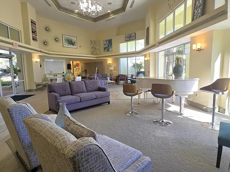Motivated seller....Beautiful bright 2/2 villa in the very - photo 21