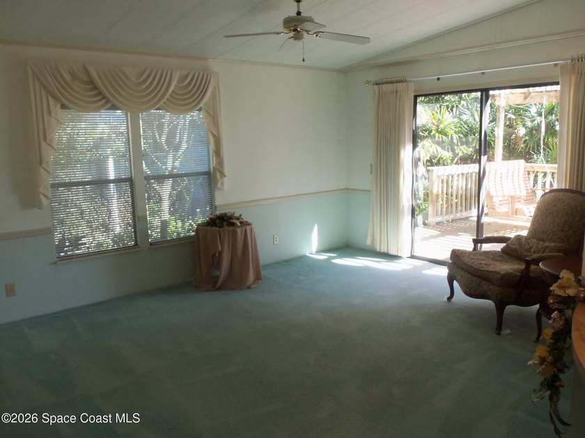 Here is a 24' x 38' Fleetwood home freshly painted light and - photo 4