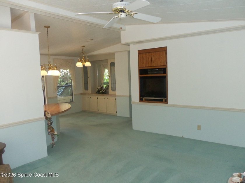 Here is a 24' x 38' Fleetwood home freshly painted light and - photo 5
