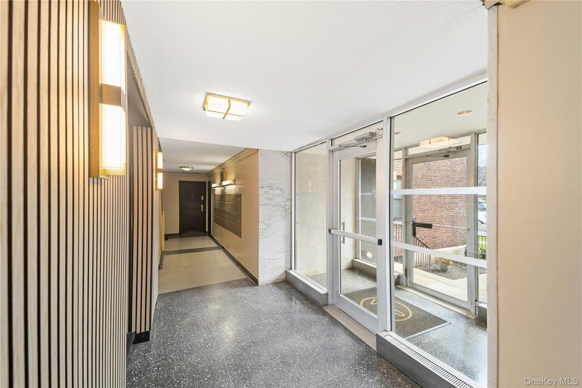 Tucked into the highly desirable Windsor Park Community, this - photo 2