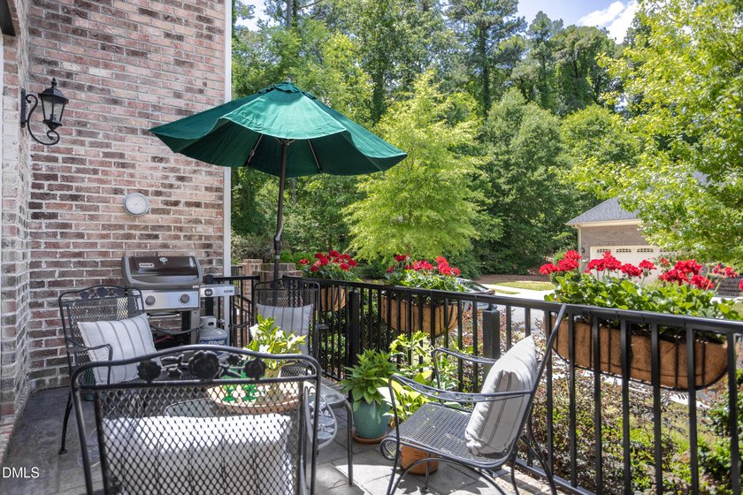 You'll find exceptional curb appeal and functionality in this - photo 6