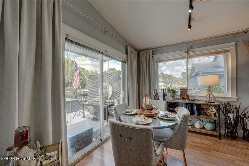 Waterfront Living at It's Finest! Welcome to this beautifully - photo 17