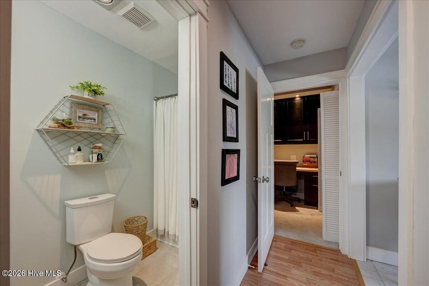 Waterfront Living at It's Finest! Welcome to this beautifully - photo 26