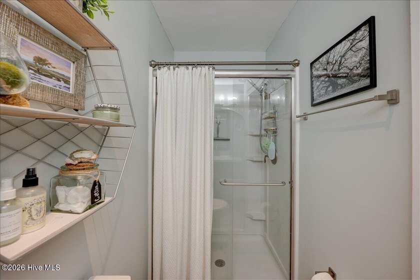 Waterfront Living at It's Finest! Welcome to this beautifully - photo 27