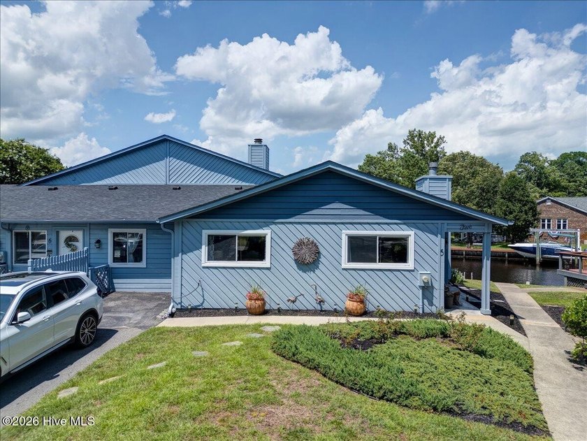 Waterfront Living at It's Finest! Welcome to this beautifully - photo 42