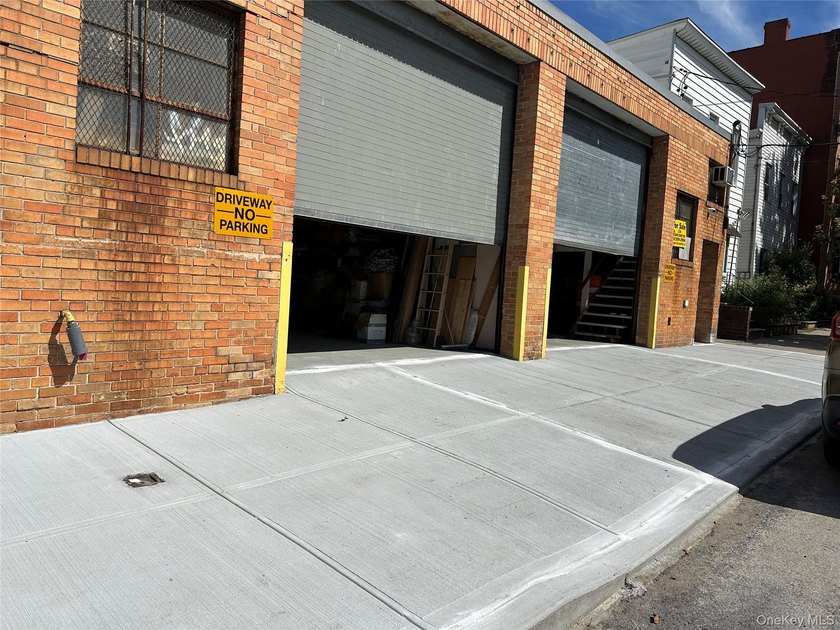 2-warehouses. 5,500 sq ft. rented to established tenant and 3 - photo 2