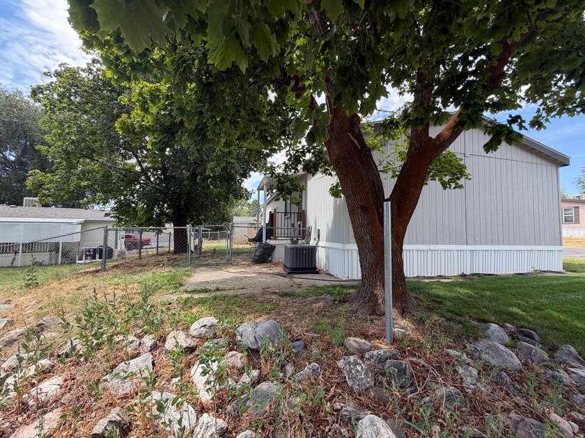 2018 Mobile home in Rolling Hills park. Pool and club house and - photo 5