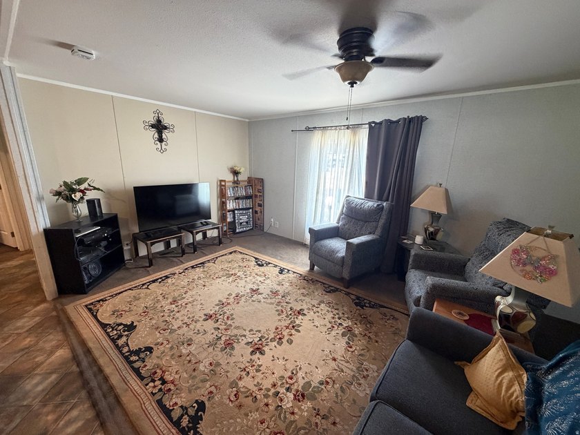 2018 Mobile home in Rolling Hills park. Pool and club house and - photo 8