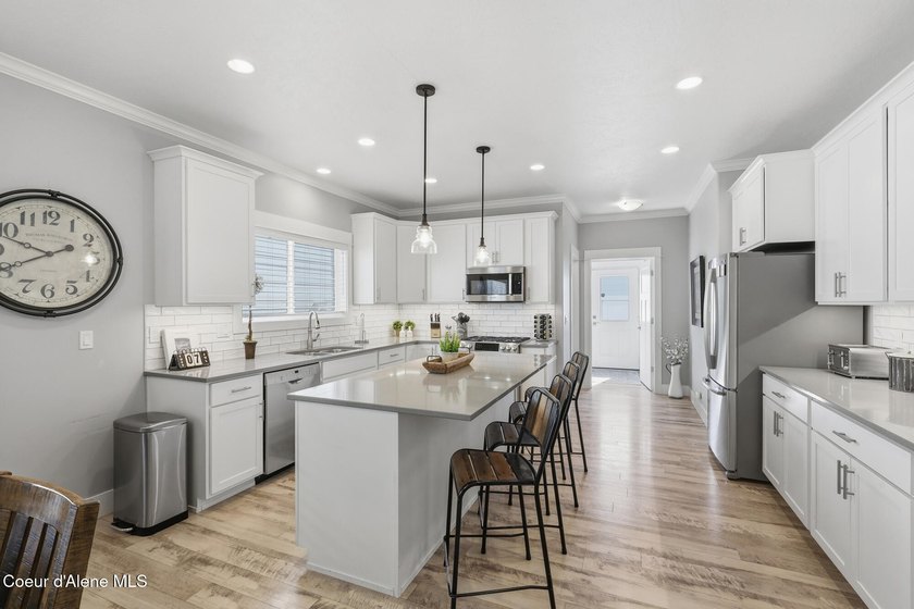 Ideally located and offered fully furnished, this beautifully - photo 12