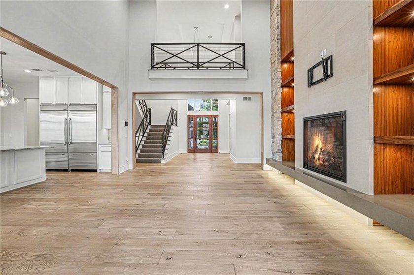 Welcome to this breathtaking modern home in the secluded enclave - photo 12