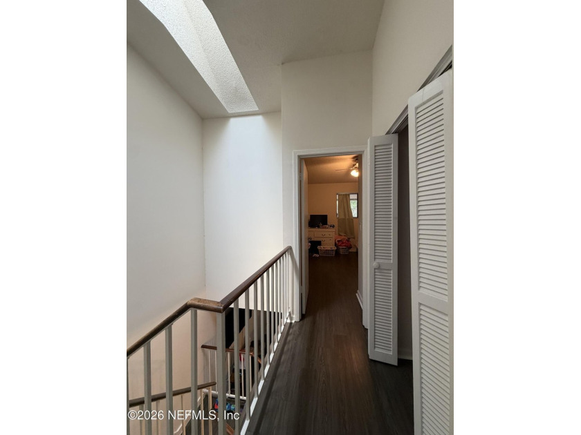 3BR/3BA corner-unit condo in desirable Mandarin! Features a - photo 12