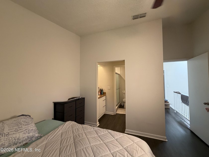 3BR/3BA corner-unit condo in desirable Mandarin! Features a - photo 13