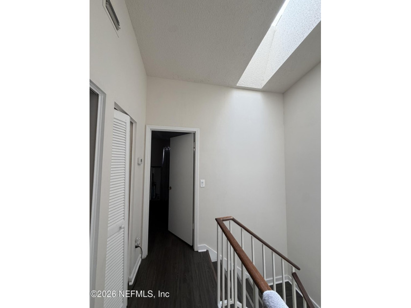 3BR/3BA corner-unit condo in desirable Mandarin! Features a - photo 17
