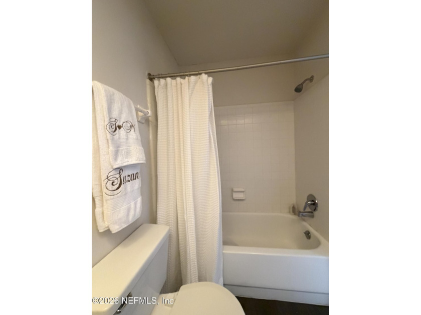 3BR/3BA corner-unit condo in desirable Mandarin! Features a - photo 21