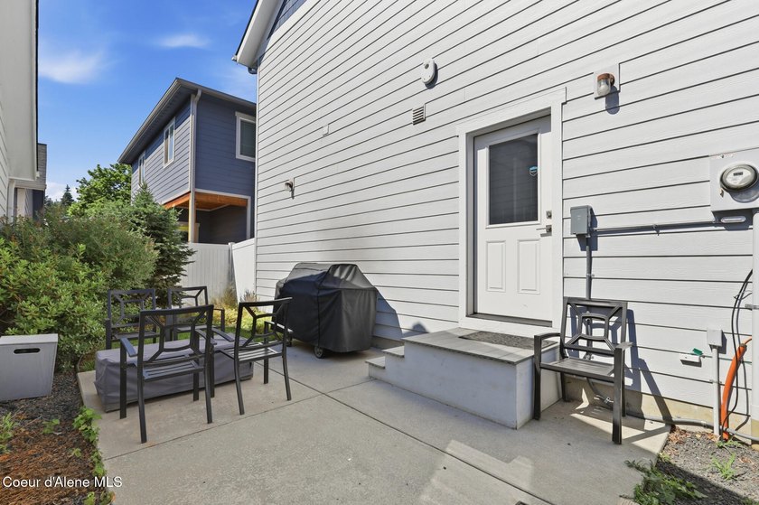 Ideally located and offered fully furnished, this beautifully - photo 31