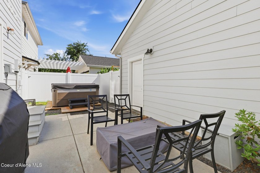 Ideally located and offered fully furnished, this beautifully - photo 32