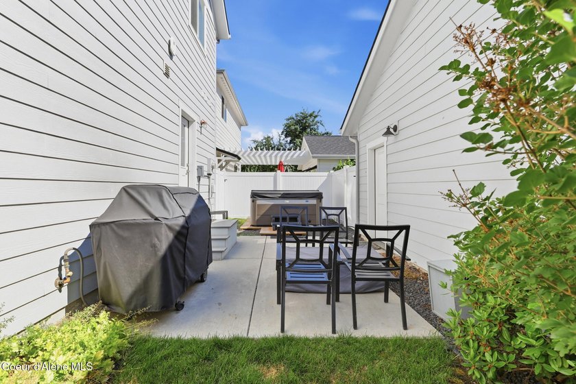 Ideally located and offered fully furnished, this beautifully - photo 33
