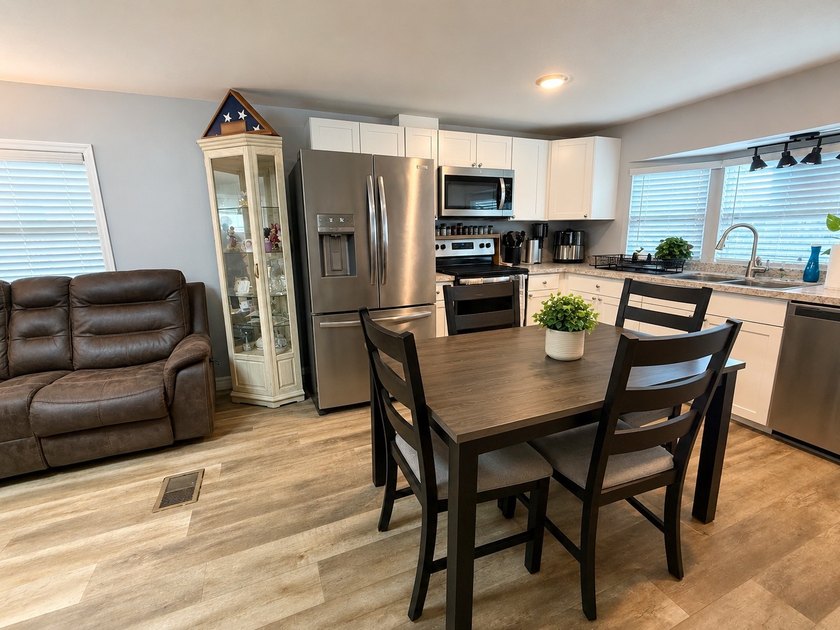 Completely reimagined in 2024, this stunning 2 bed, 1 bath home - photo 4