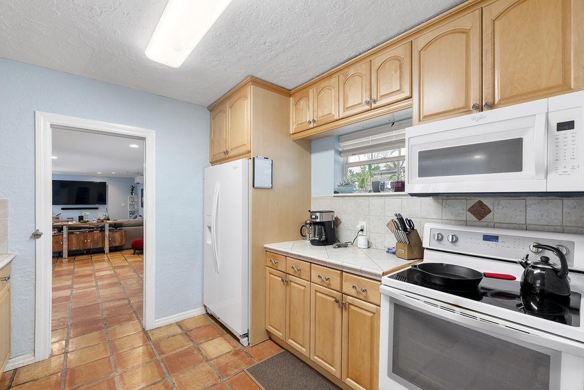Desirable corner lot of nearly 10,000 sqft in the highly - photo 18
