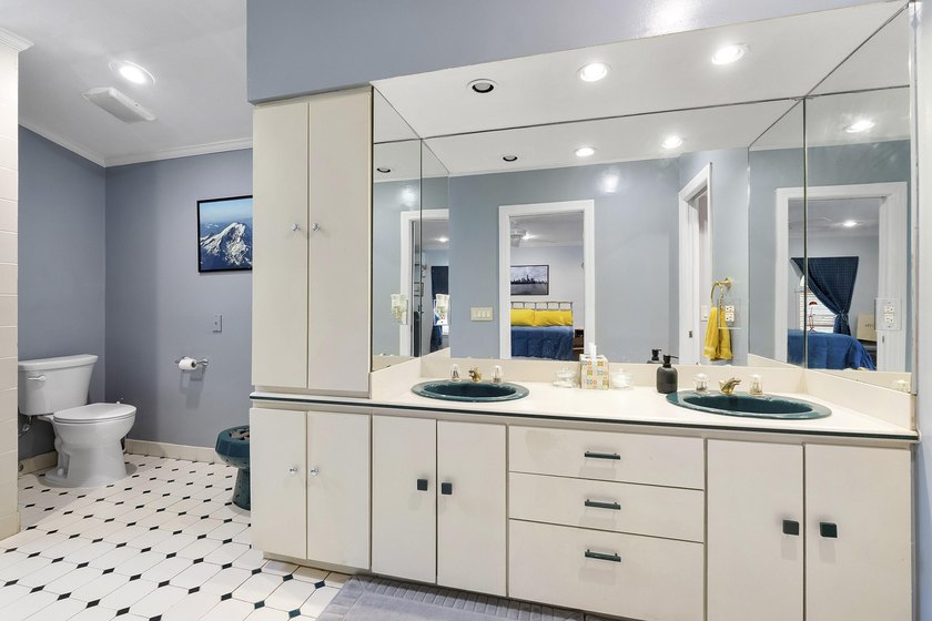 Desirable corner lot of nearly 10,000 sqft in the highly - photo 28
