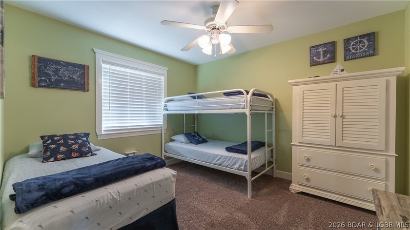 Experience the perfect blend of modern comfort &amp; lakeside living - photo 11