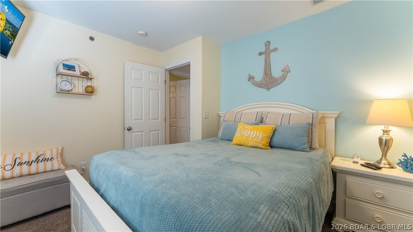 Experience the perfect blend of modern comfort &amp; lakeside living - photo 15