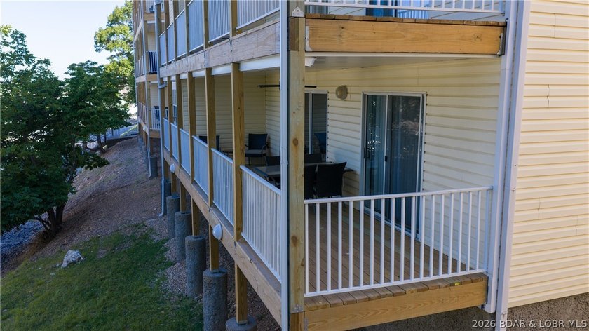Experience the perfect blend of modern comfort &amp; lakeside living - photo 18