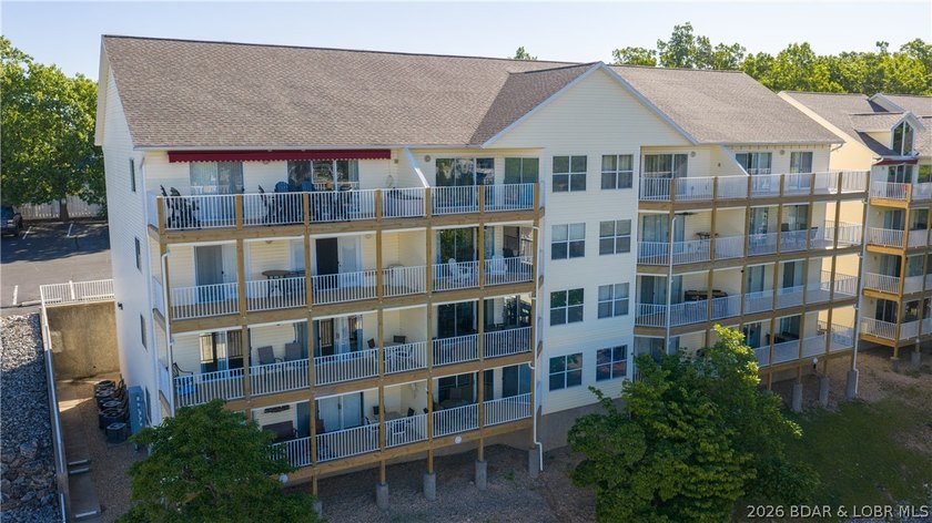 Experience the perfect blend of modern comfort &amp; lakeside living - photo 28