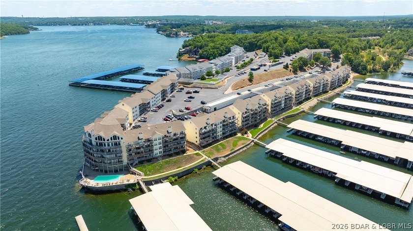 Experience the perfect blend of modern comfort &amp; lakeside living - photo 32